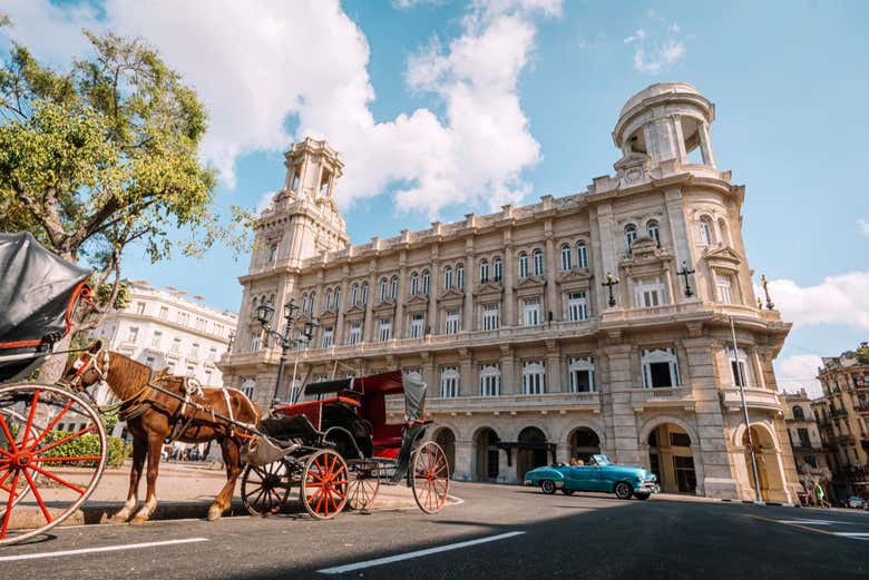 El coche de caballos en el centro de La Habana