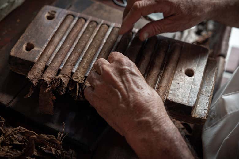 Un artisan en train de fabriquer des cigares