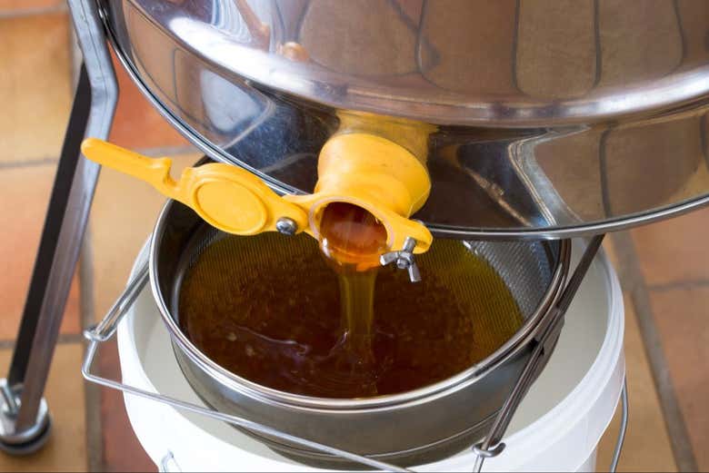 Watch how honey is used to make Cuban cocktails 