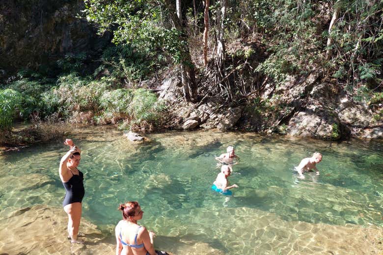 Disfrutando de las relucientes aguas