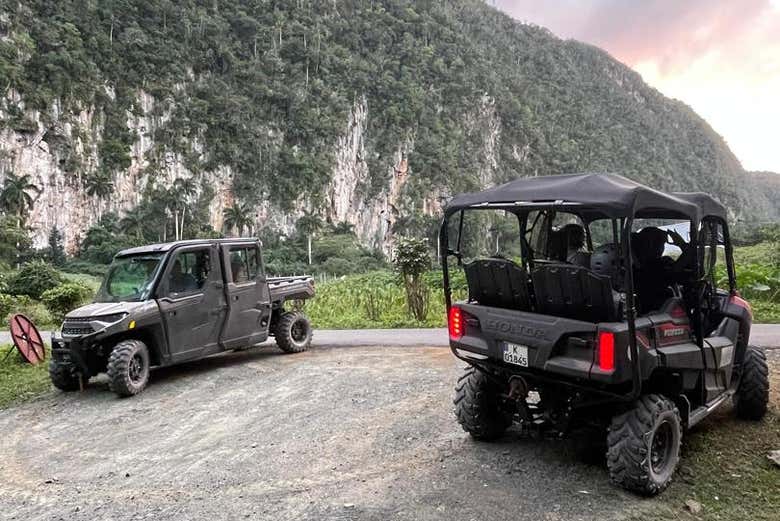 Os buggies estacionados com uma montanha ao fundo