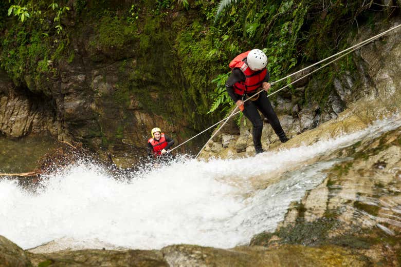 Practicando barranquismo en río Blanco