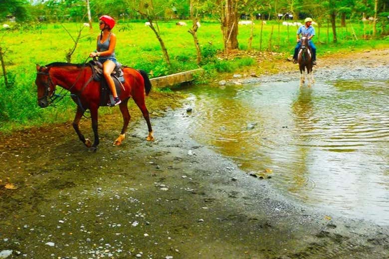 Traversée d'un petit cours d'eau à cheval