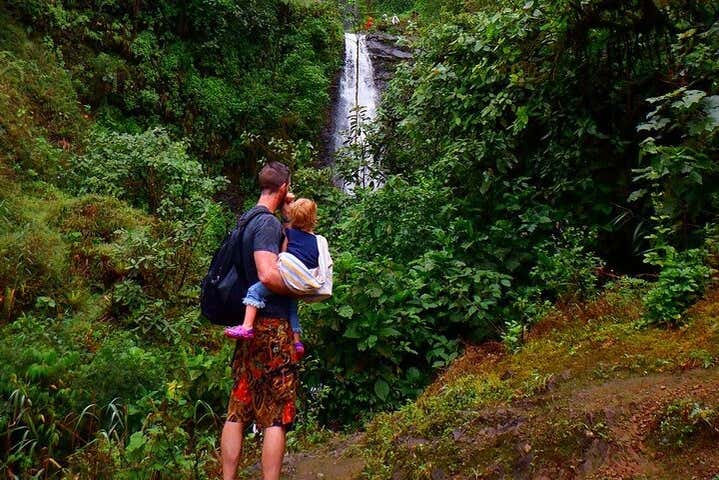 Pai e filha contemplando a cachoeira