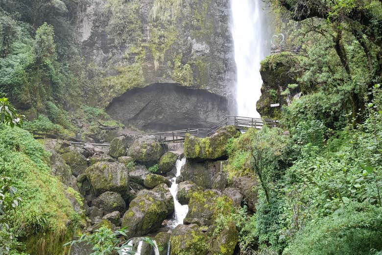 Admire the dazzling Girón waterfall