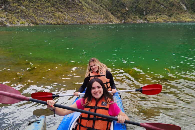 Disfrutando de un paseo en kayak por Quilotoa