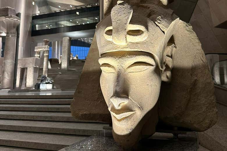 Busto del faraón Akenatón en la escalinata del museo