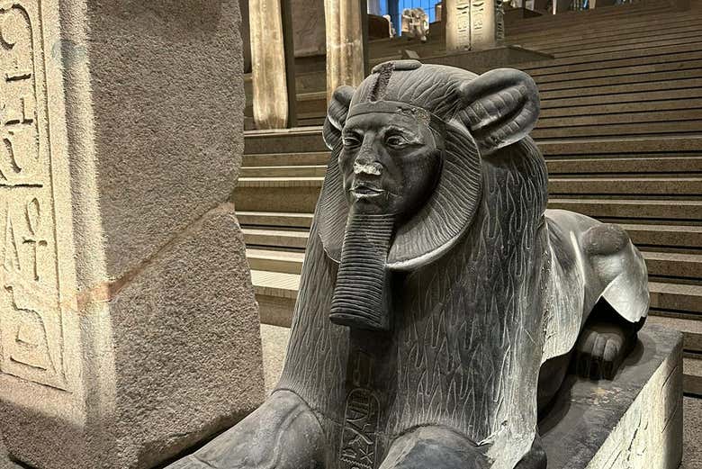 Esfinge na escadaria do Grande Museu Egípcio, no Cairo