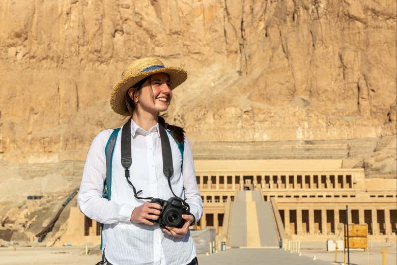 Una dnna in posa davanti al tempio di Hatshepsut