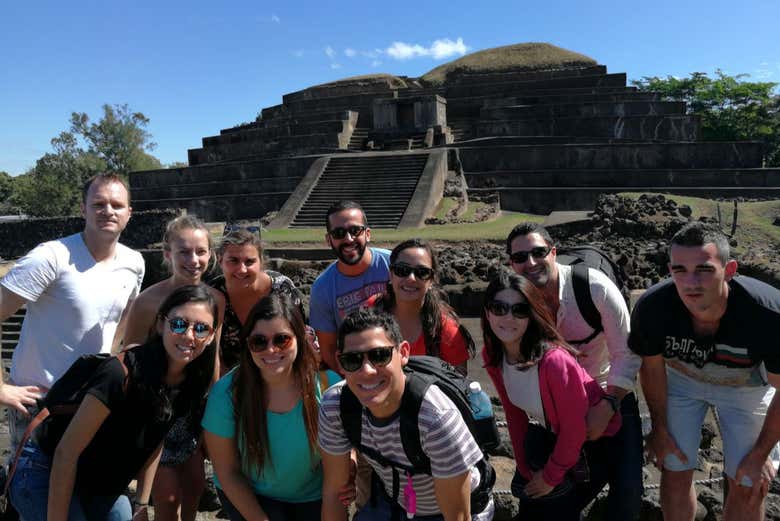 El grupo sonriendo para una foto del recuerdo 