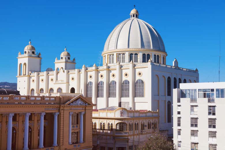 El Teatro Nacional y, a su derecha, la Catedral