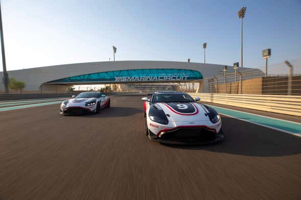 Conducción de un Aston Martin GT4 en el Circuito Yas Marina