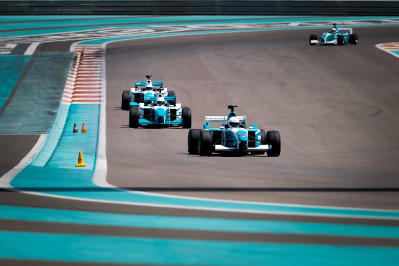 Conduzindo um Fórmula 3000 no circuito Yas Marina