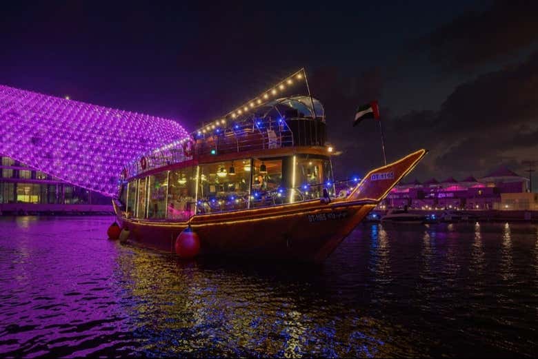 Dhow illuminato di sera