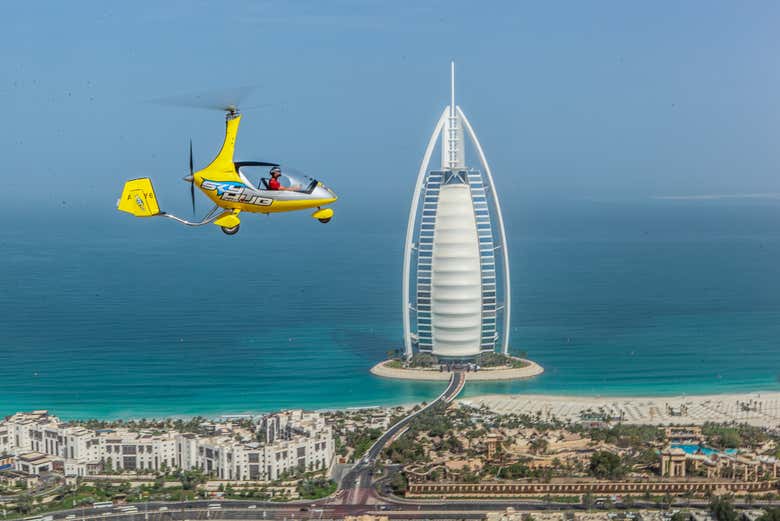 Volando en autogiro junto al Burj Al Arab