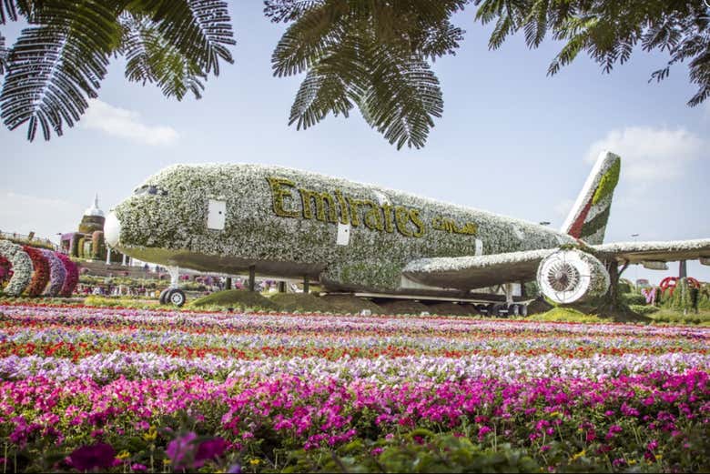 Un avión de Emirates en el Dubai Miracle Garden