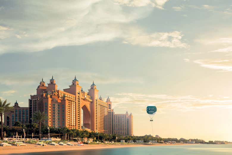 El Balloon de Dubái ante el Hotel Atlantis