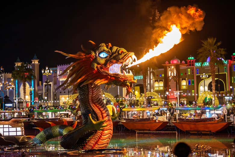 Um dragão cuspindo fogo à noite no Global Village