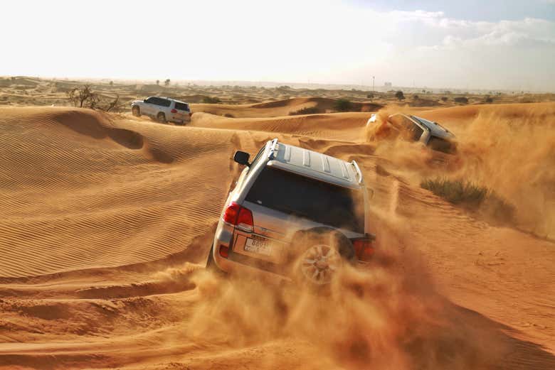 Dune bashing no deserto Al Wadi