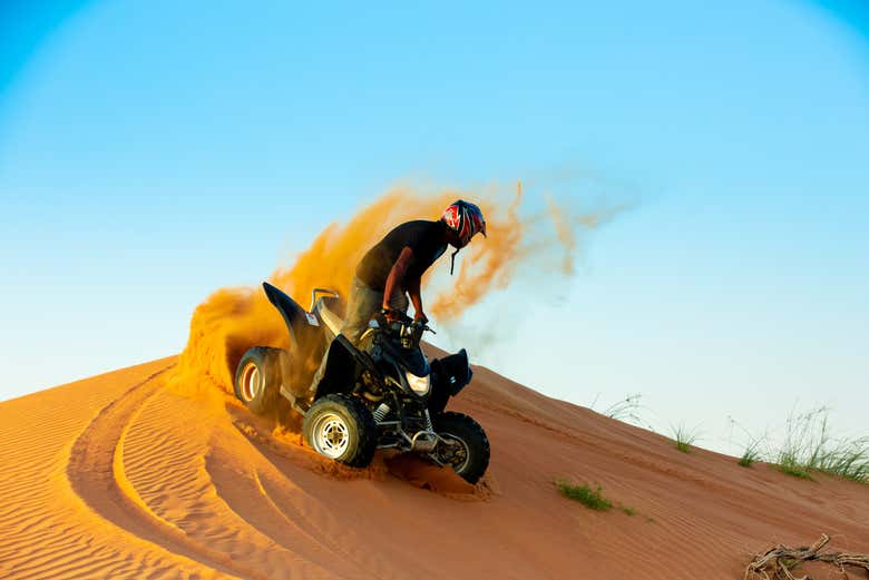 Disfrutando del tour en quad por Ras al Khaimah