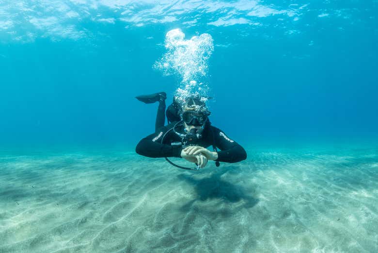 Learning how to scuba dive in Abades