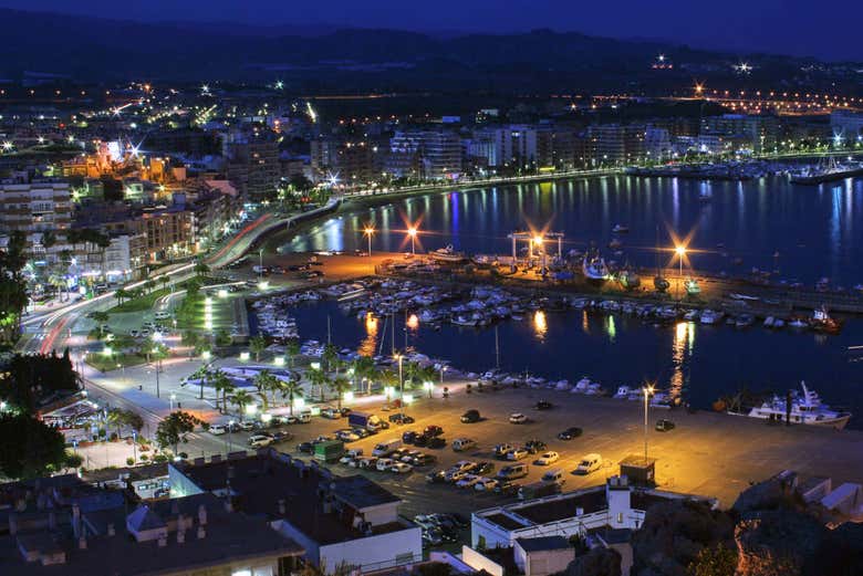 Vista noturna de Águilas