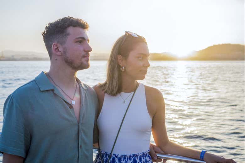 Contemplando el atardecer desde el barco