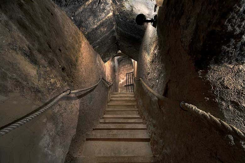 Escaleras para bajar a la bodega subterránea