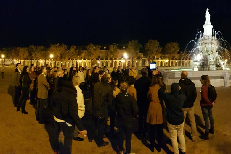 El grupo del tour en la plaza de la Mariblanca