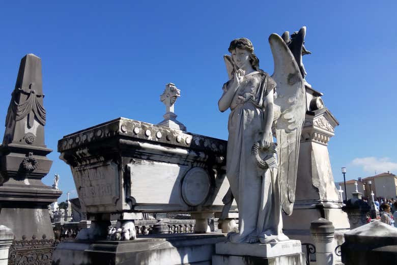 Estatua del ángel, tumba de la marquesa de San Juan de Nieva