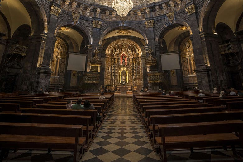 Vecchio e libri storici classificati nella libreria situata all'interno  della Cattedrale di Loyola, Azpeitia, Paese Basco Foto stock - Alamy