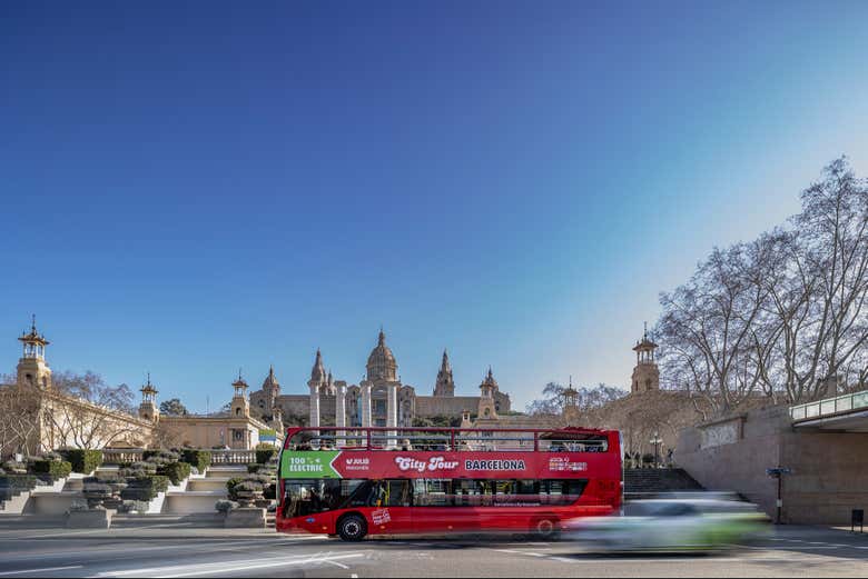 Drive past the Palau Nacional