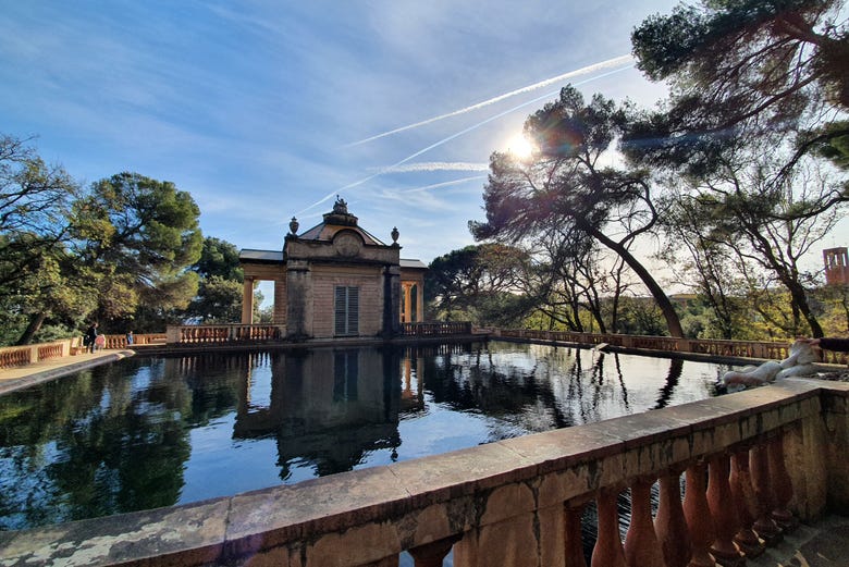 A orillas del lago en el Laberinto de Horta