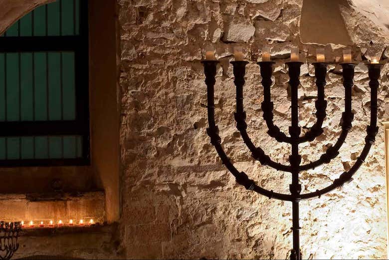 Une menorah à l'intérieur de la synagogue 