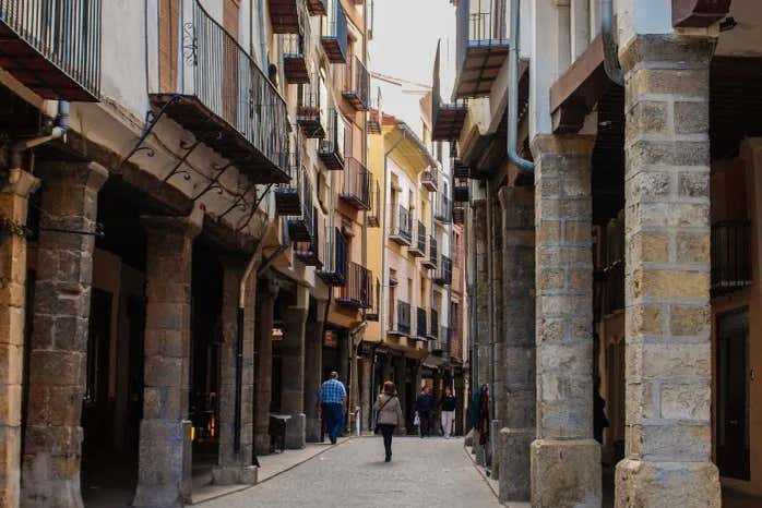 Wandering through the centre of Morella