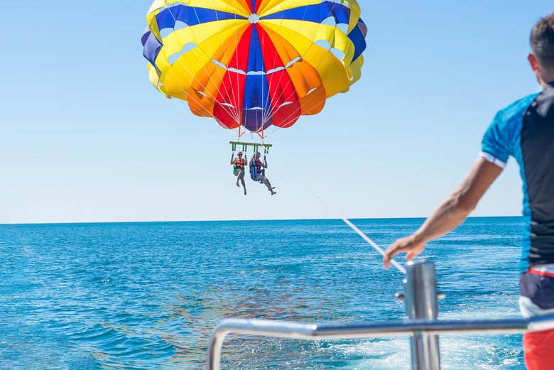 Disfrutando del parasailing en Benidorm