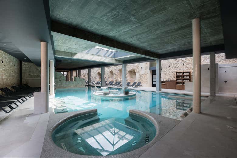 Jacuzzi junto a la piscina de Castilla Termal Brihuega