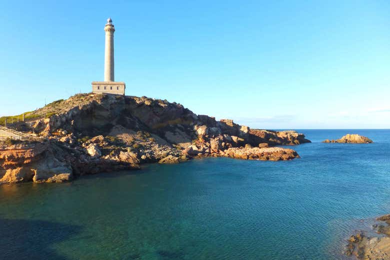 Admirando el faro de Cabo de Palos frente al mar