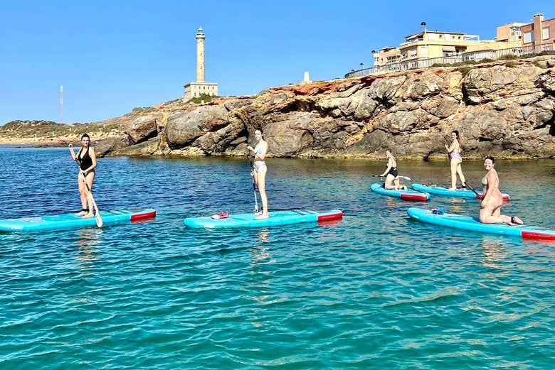 Practicando paddle surf junto al faro de Cabo de Palos