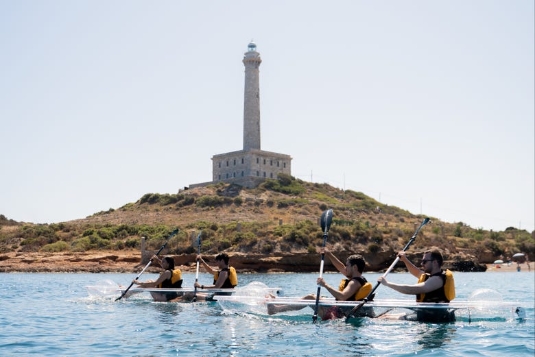 Remando frente al faro de Cabo de Palos