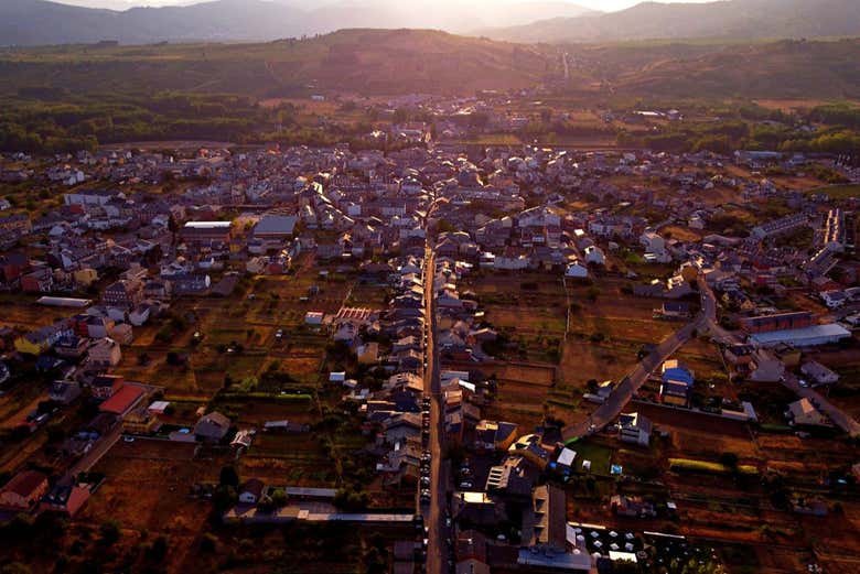 Vista aérea de Cacabelos en el atardecer