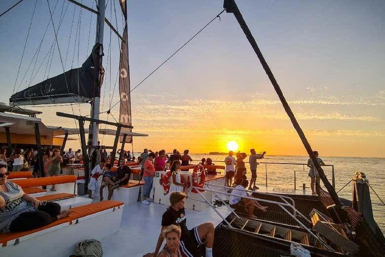 Contemplando o entardecer do catamarã