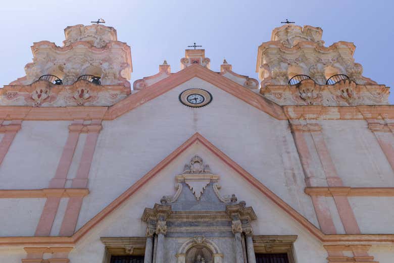 Contemplando a fachada da igreja do Carmen