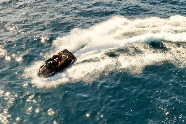 La moto de agua por Cala Mayor