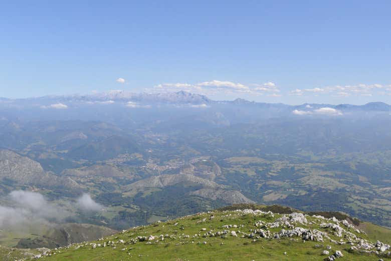 Admirando as paisagens asturianas do pico Pienzu 