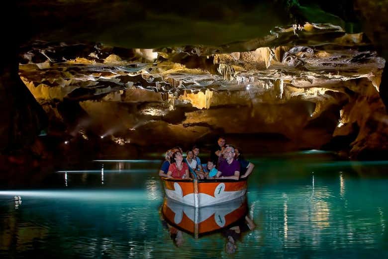 Navegando por el río subterráneo de las cuevas