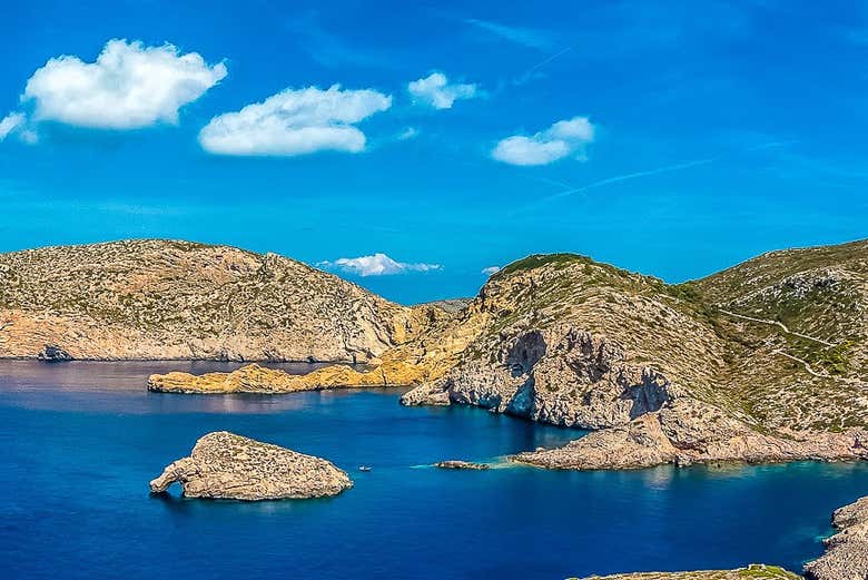 Tour por Cabrera, la vuelta a la isla en barco desde Colonia de San Jorge