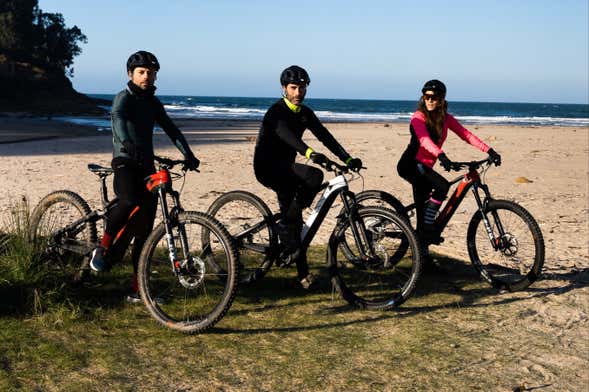 Excursão de bicicleta elétrica saindo de Comillas