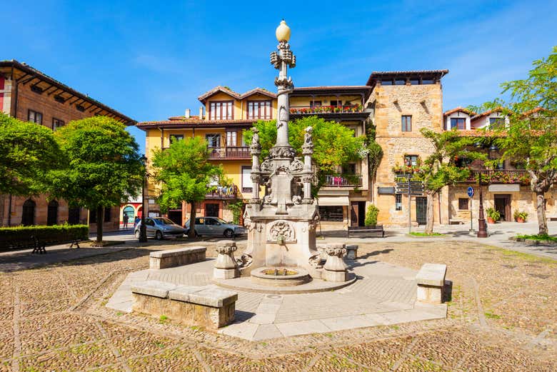 A fonte dos Tres Caños, na praça de Comillas