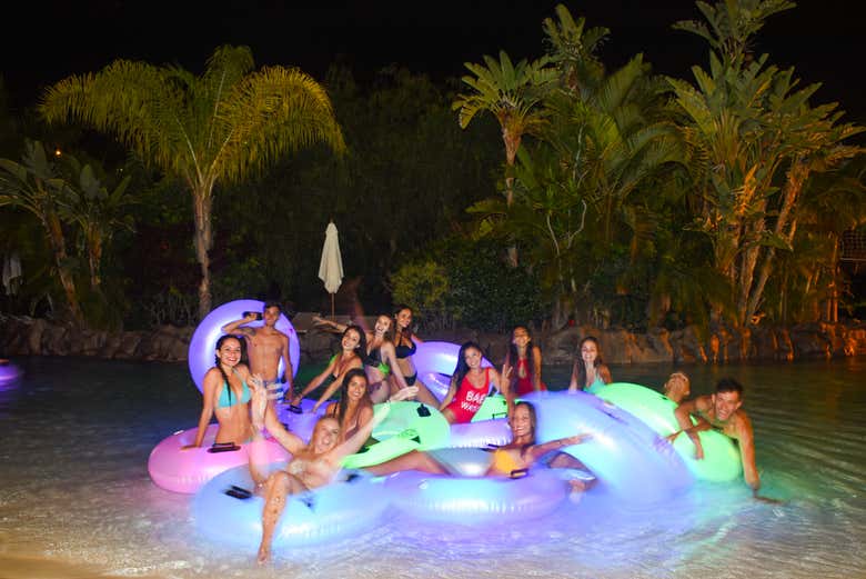 Você pode se refrescar à noite no Siam Park